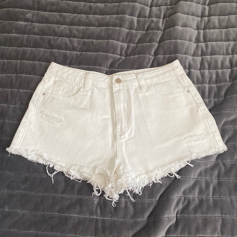 Cute WHITE raw hem ripped denim shorts. NEVER BEEN WORN!